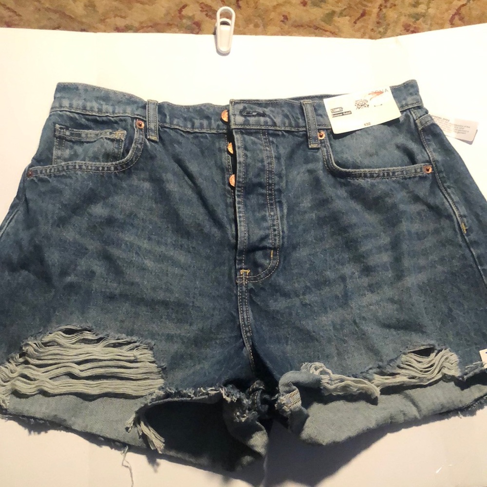 Woman’s distressed high rise button fly Jean shorts - Picture 2 of 9